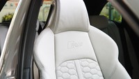 Untuk semakin mempertegas kesan sporty di dalam kabin, pada The New Audi RS 4 Avant juga menyuguhkan tempat duduk sport khas RS yang mendapatkan pola sarang lebah dengan emboss logo RS yang eksklusif. Foto: Audi