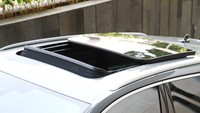 Audi RS 4 Avant juga memiliki panoramic sunroof Foto: APHIT McKlein/Audi
