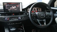 Masuk ke dalam interiornya, Audi RS 4 Avant menawarkan balutan warna hitam untuk mempertegas kesan sporty. Pada bagian lingkar kemudi berbalut kulit model 3-spoke dengan tombol-tombol Multifungsi Plus, dan flat-bottomed tombol “RS MODE” di bagian bawahnya. Di bagian tengah dashboard ada layar sentuh MMI berukuran 10.1 inci yang memiliki sistem operasi terbaru. Foto: APHIT McKlein/Audi