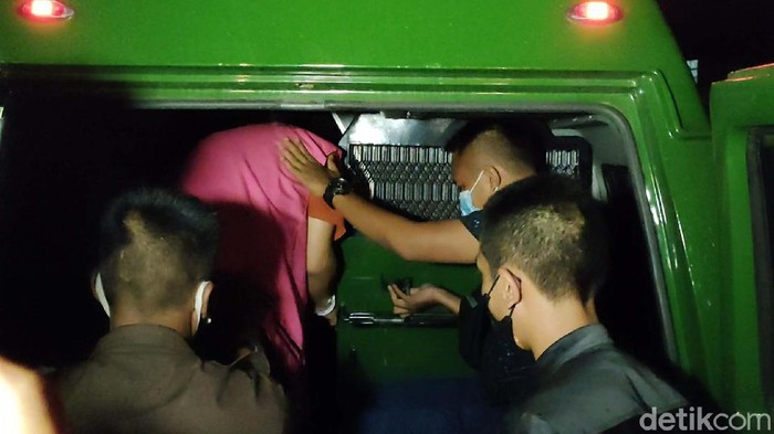 Buron Kasus Korupsi Dinas Perikanan Jabar Ditangkap Tohidi, buronan jaksa di Garut yang menghilang 12 tahun akhirnya tertangkap. Dia terlacak saat menggugat istrinya ke Pengadilan Agama Subang.