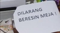 Salah satu staf Humas KPK Tata Khoiriyah, yang juga telah menerima surat pemberitahuan soal pemberhentian dirinya bersama 55 orang pegawai lainnya menceritakan momen ketika dia mendapat dukungan semangat dari pegawai lainnya. Tata menceritakan di meja kerjanya terdapat larangan membereskan meja yang ditulis di kertas. (Foto: dok. Screenshot video Twitter @tatakhoiriyah)