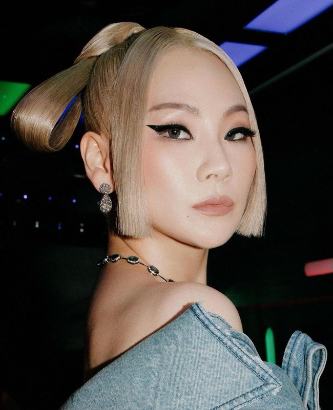 Tak hanya itu, CL juga menguncir rambutnya ke atas untuk menyerupai topi baja tradisional Korea yang dikenakan para ratu. Foto: dok. Instagram chaelincl