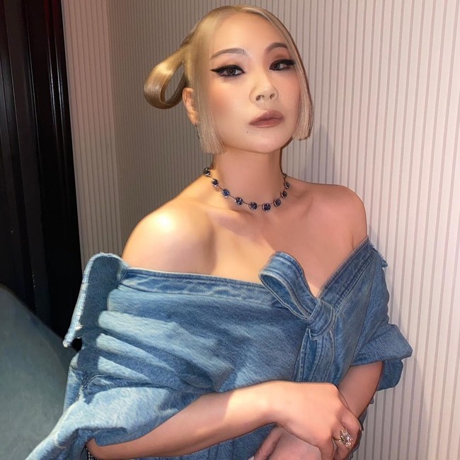 Gaun rancangan Alexander Wang itu diikat dengan simpul pada bagian tengah seperti pakaian tradisional Korea, Hanbok. CL pun sengaja memperlihatkan underwear-nya saat berpose di red carpet. Foto: dok. Instagram chaelincl