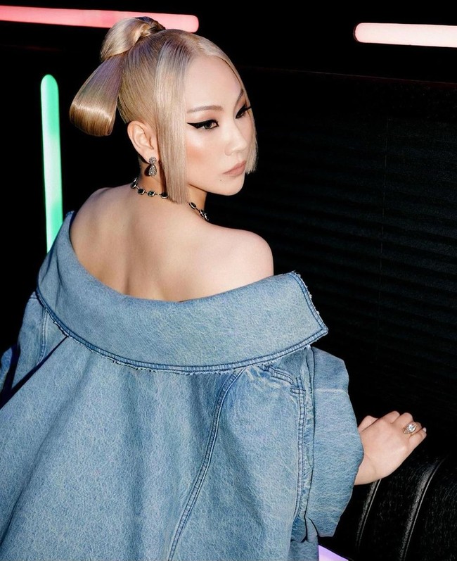 Lewat unggahan Instagram, CL mengungkap persiapannya menghadiri MET Gala. Ia bangga mewakili Korea Selatan dan menuliskan “Made in Korea 💙” sebagai caption. Foto: dok. Instagram chaelincl