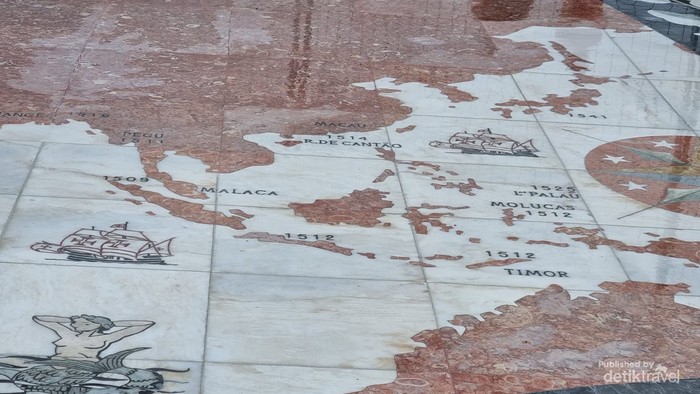 Peta penjelajahan yang terbentang di pintu masuk monumen