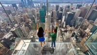 Ada lift yang bawa traveler ke atas ketinggian 365 meter ke luar gedung. (SL Green)