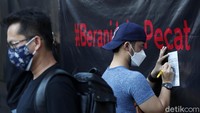 Foto: Saor Siagian selaku kuasa hukum dari 56 pegawai yang dinyatakan tidak lulus tes wawasan kebangsaan (TWK) menyebut kantor itu sebagai wadah bagi publik untuk menyampaikan aspirasi soal KPK. Namun untuk saat ini mereka mengaku akan berfokus pada para pegawai yang bakal diberhentikan pada 30 September 2021.(Rengga Sencaya/detikcom)
