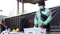 Tampak driver Ojol ikut mengirim surat untuk presiden.