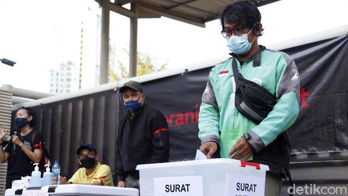Sejumlah aktivis mendirikan kantor 'KPK Darurat' yang berfokus memberikan advokasi kepada 56 pegawai KPK yang diberhentikan. Begini suasananya.