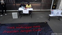 Foto: Buntut keputusan KPK yang segera memberhentikan 56 pegawai KPK, termasuk Novel Baswedan, sejumlah aktivis antikorupsi mendirikan kantor KPK Darurat. Kantor itu sejauh ini akan berfokus memberikan advokasi kepada 56 pegawai itu. Kantor KPK Darurat itu didirikan di depan gedung ACLC KPK yang juga kantor Dewan Pengawas (Dewas) KPK. Kantor itu beroperasi pukul 16.00-17.00 WIB tiap Selasa dan Jumat. (Rengga Sencaya/detikcom)