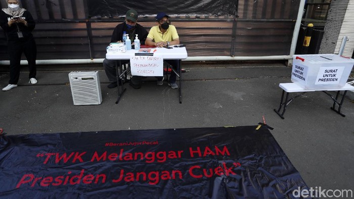 Di Kantor 'KPK Darurat', Warga Bisa Kirim Surat ke Presiden Sejumlah aktivis mendirikan kantor 'KPK Darurat' yang berfokus memberikan advokasi kepada 56 pegawai KPK yang diberhentikan. Begini suasananya.
