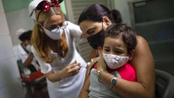 Kuba memvaksinasi anak-anak berusia dua tahun keatas dengan vaksin lokal. Pemerintah Kuba mengklaim vaksin buatannya memiliki efikasi yang nyaris sempurna.