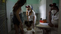 Kuba memvaksinasi anak-anak berusia dua tahun keatas dengan vaksin lokal. Pemerintah Kuba mengklaim vaksin buatannya memiliki efikasi yang nyaris sempurna.