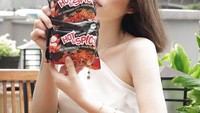 Suka makanan pedas, mie instan rasa Hot & Spicy bikin Vey ketagihan. Foto: Instagram @veyrubyjane