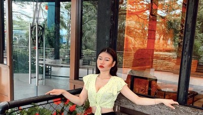 Dihadiahi Tas Mahal oleh Hotman Paris, Ini Pose Vey Ruby Jane di Kafe Saat Hangout