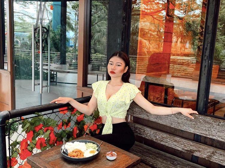 Dihadiahi Tas Mahal oleh Hotman Paris, Ini Pose Vey Ruby Jane di Kafe Saat Hangout