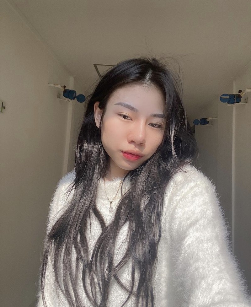 Dihadiahi Tas Mahal oleh Hotman Paris, Ini Pose Vey Ruby Jane di Kafe Saat Hangout