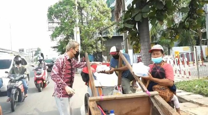 Hobi Berbagi, dr Oky Pratama Bagi-Bagi KFC untuk Pedagang Asongan