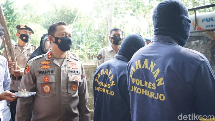 Dua orang tersangka pencemaran limbah ciu di Bengawan Solo, inisial J (36) dan H (40), Jumat (17/9/2021).