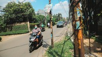 Letak tiang-tiang yang belum dipindahkan itu dapat ditemui di sebelah kiri ruas Jl WR Supratman jika melaju dari arah UIN Syarif Hidayatullah. Meskipun begitu, beberapa tiang memang ada yang telah dipindahkan.  