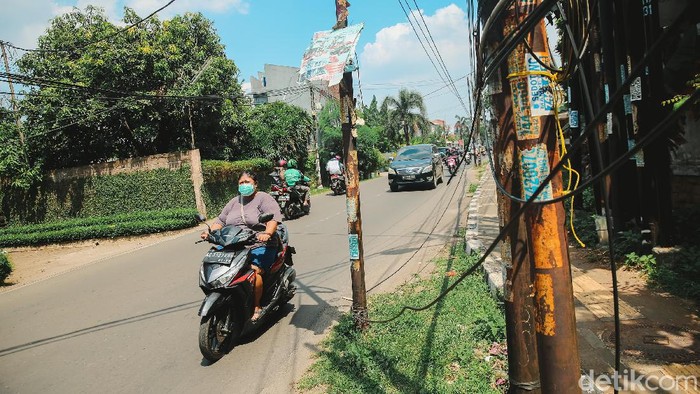 Duh, Tiang Utilitas Masih Berdiri Tegak di Badan Jalan Sejumlah tiang yang berdiri di badang jalan WR Supratman, Ciputat Timur, Tangerang Selatan, masih berdiri tegak, Jumat (17/9/2021). Belasan tiang masih berdiri memakan badan jalan di Ciputat Timur. Padahal, tiang-tiang utilitas itu harus sudah dipindahkan sebelum 20 September 2021.