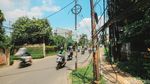 Duh, Tiang Utilitas di Tangsel Masih Makan Jalan