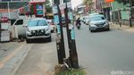 Duh, Tiang Utilitas di Tangsel Masih Makan Jalan