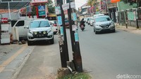 Selanjutnya, 4 tiang terlihat di depan Jl Palem. Tiga tiang lainnya berada di depan Jl Cleverton.  