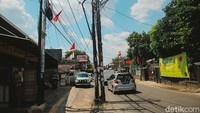 Selain itu, ada 2 tiang di depan Jl Pepaya yang bertuliskan bukan milik Telkom. 3 Tiang lainnya berada di depan Masjid Al-Istiqomah.  