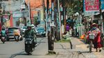 Duh, Tiang Utilitas di Tangsel Masih Makan Jalan