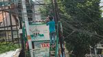 Duh, Tiang Utilitas di Tangsel Masih Makan Jalan