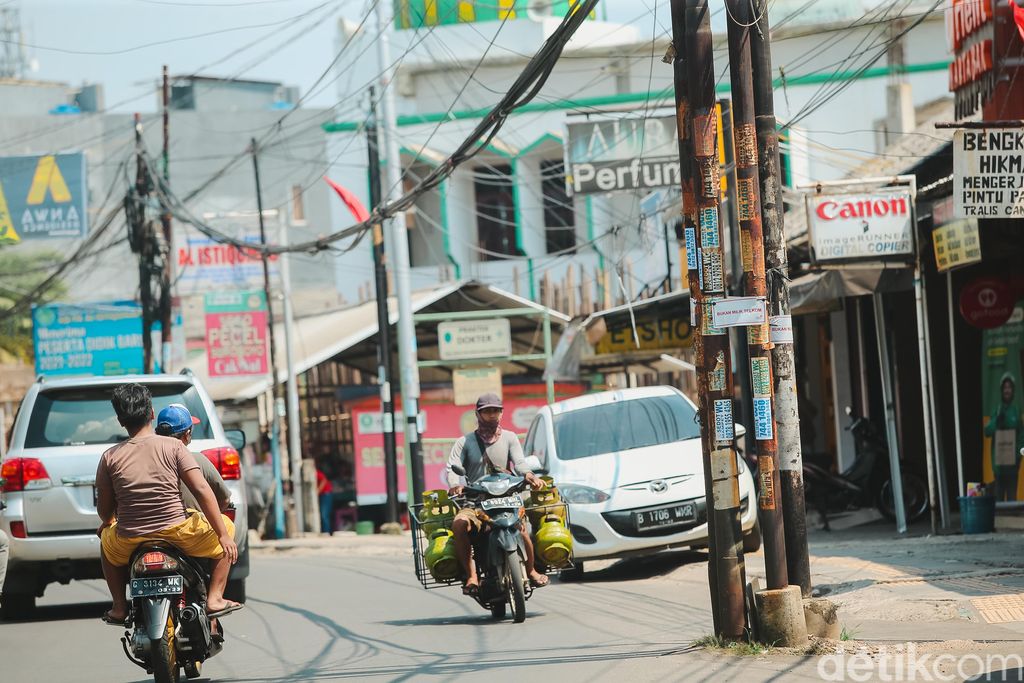 Sejumlah tiang yang berdiri di badang jalan WR Supratman, Ciputat Timur, Tangerang Selatan, masih berdiri tegak, Jumat (17/9/2021). Belasan tiang masih berdiri memakan badan jalan di Ciputat Timur. Padahal, tiang-tiang utilitas itu harus sudah dipindahkan sebelum 20 September 2021.