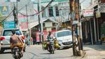 Duh, Tiang Utilitas di Tangsel Masih Makan Jalan