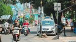 Duh, Tiang Utilitas di Tangsel Masih Makan Jalan