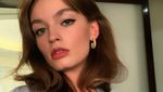 Emma Mackey Sex Education yang Selalu Dibilang Mirip Margot Robbie
