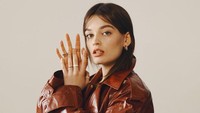 Emma Mackey juga didapuk memerankan novelis Emili Bronte dalam film biopik berjudul Emily. (Foto: dok. Instagram @emmatmackey)  