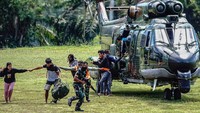 Pada sortie pertama, ada 10 orang yang dievakuasi ke Jayapura yang terdiri dari 9 nakes dan 1 prajurit TNI yang terluka (Foto: Indrayadi TH/Indrayadi TH)