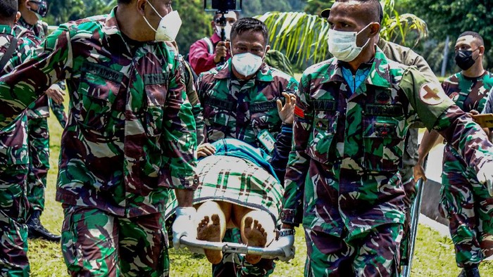 EVAKUASI KORBAN PENYERANGAN KKB DI PEGUNUNGAN BINTANG Tenaga kesehatan (Nakes) korban penyerangan Kelompok Kriminal Bersenjata (KKB) tiba di Jayapura usai dievakuasi menggunakan helikopter milik TNI AD di Lapangan Frans Kaisepo Makodam XVII Cenderawasih, Kota Jayapura, Papua, Jumat (17/9/2021). Sembilan dari 11 tenaga kesehatan Puskesmas Kiwirok, Kabupaten Pegunungan Bintang yang menjadi korban penyerangan KKB pada Senin (13/9/2021) di evakuasi ke Jayapura untuk menjalani perawatan di Rumah Sakit Marthen Indey, Kota Jayapura. ANTARA FOTO/Indrayadi TH/hp.