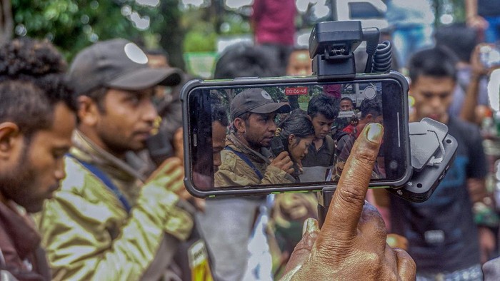 EVAKUASI KORBAN PENYERANGAN KKB DI PEGUNUNGAN BINTANG Tenaga kesehatan (Nakes) korban penyerangan Kelompok Kriminal Bersenjata (KKB) tiba di Jayapura usai dievakuasi menggunakan helikopter milik TNI AD di Lapangan Frans Kaisepo Makodam XVII Cenderawasih, Kota Jayapura, Papua, Jumat (17/9/2021). Sembilan dari 11 tenaga kesehatan Puskesmas Kiwirok, Kabupaten Pegunungan Bintang yang menjadi korban penyerangan KKB pada Senin (13/9/2021) di evakuasi ke Jayapura untuk menjalani perawatan di Rumah Sakit Marthen Indey, Kota Jayapura. ANTARA FOTO/Indrayadi TH/hp.