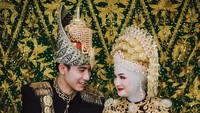 Setelah bertemu sekali, Evan mengaku langsung yakin untuk menikahi Tami. Pernikahan mereka digelar pada 17 Januari 2021 di Aceh. Selama menuju pernikahan, mereka hanya berhubungan melalui WA dan video call. Foto: Instagram @evanmarvino