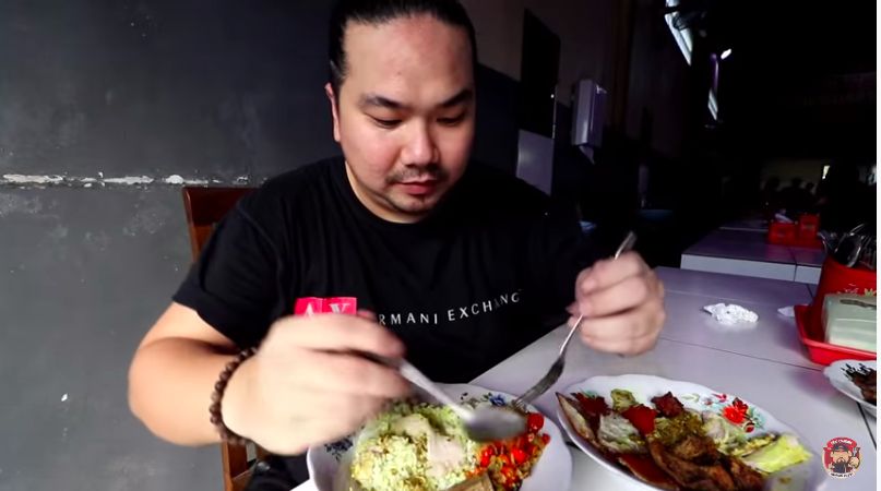 Bikin Ngiler! 5 Food Vlogger Ini Hobi Kulineran Olahan Babi