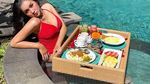 Intip Pose Lucinta Luna Saat Sarapan hingga Minum Air Kelapa