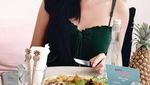 Intip Pose Lucinta Luna Saat Sarapan hingga Minum Air Kelapa