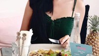 Pemilik warung makan yang didatangi oleh Lucinta Luna bahkan didatangi polisi dan TNI. Namun menurut hasil tracing dari Kementerian Kesehatan alamat yang terdaftar sebagai alamat kediaman Lucinta Luna tidak ditemukan pasien yang terinfeksi Covid-19. Foto: Instagram/lucintaluna_manjalita