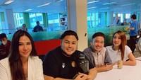 Usai melakukan shooting, Lucinta Luna juga kerap berbincang dengan rekan-rekannya terlebih dahulu. Minum kopi sambil berbincang santai kerap dilakukan Lucinta seusai shooting yang dijalaninya. Foto: Instagram/lucintaluna_manjalita