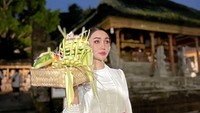 Belum lama Lucinta Luna membagikan momennya saat tengah asyiik liburan ke Bali. Mengenakan pakaian adat Bali dan membawa sesaji khas tradisi Bali, Lucinta berpose manja di akun Instagramnya. Foto: Instagram/lucintaluna_manjalita