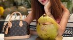 Intip Pose Lucinta Luna Saat Sarapan hingga Minum Air Kelapa