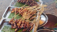 Daging sate di sini terasa empuk dan bumbunya meresap. Supaya makin enak, bisa ditambahkan acar timun atau potongan cabai yang dipotong tipis dan ditabur ke bumbu sate. Foto: detikcom/Wisma Putra