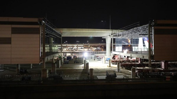 Empat gate baru memiliki luas total 7.400 meter persegi dan dinding kaca, lantai beton, atap beton, aspal dan fiberglass. (Bandara DFW) Empat gate baru memiliki luas total 7.400 meter persegi dan dinding kaca, lantai beton, atap beton, aspal dan fiberglass. (Bandara DFW)