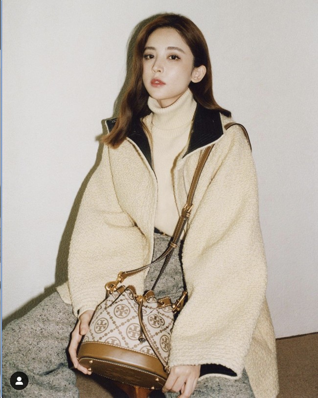 Guli Nazha yang lahir pada 2 Mei 1992 dijuluki sebagai The Uyghur Venus. Memiliki paras yang sangat cantik membuat Guli diberi julukan sebagai bidadari untuk drama historikal. Foto: Instagram